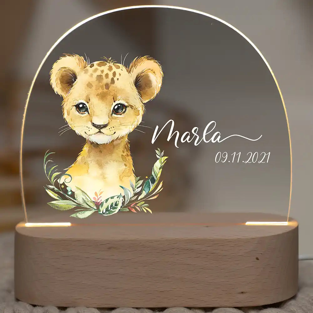 Veilleuse enfant personnalisée Petit lion – vue principale avec prénom gravé, socle en bois de hêtre