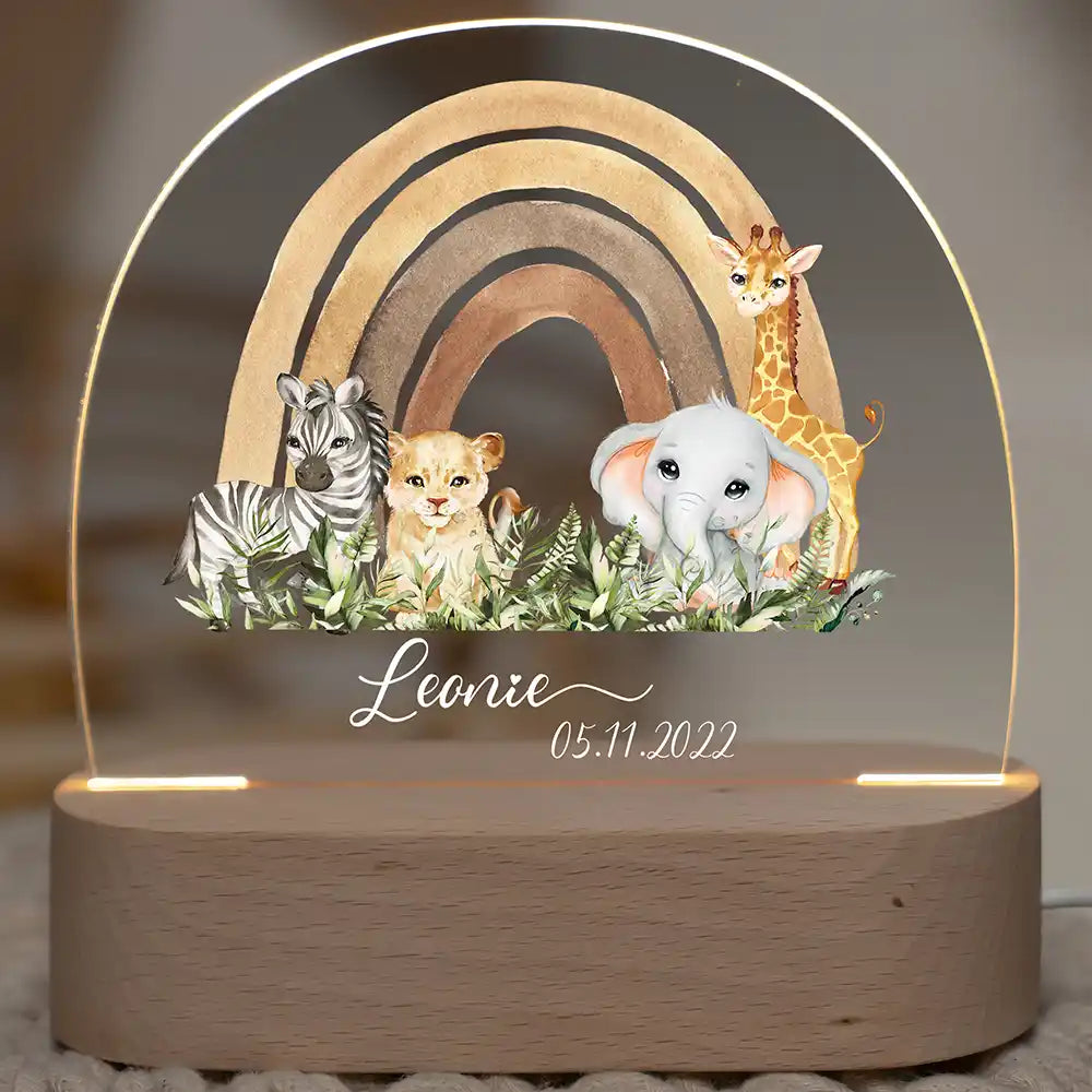 Veilleuse enfant personnalisée Animaux de la savane – vue principale avec prénom gravé, socle en bois de hêtre