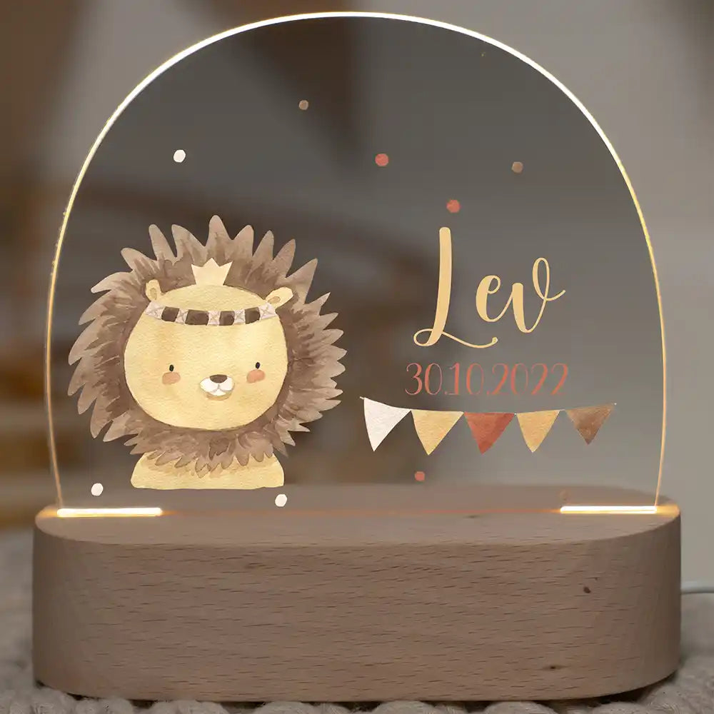 Veilleuse enfant personnalisée Bébé lion boho – vue principale avec prénom gravé, socle en bois de hêtre