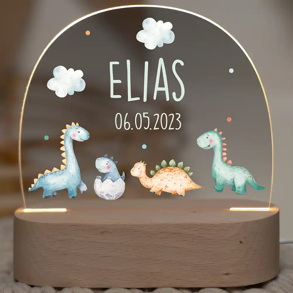 Veilleuse enfant personnalisée Bébés dinos – vue principale avec prénom gravé, socle en bois de hêtre