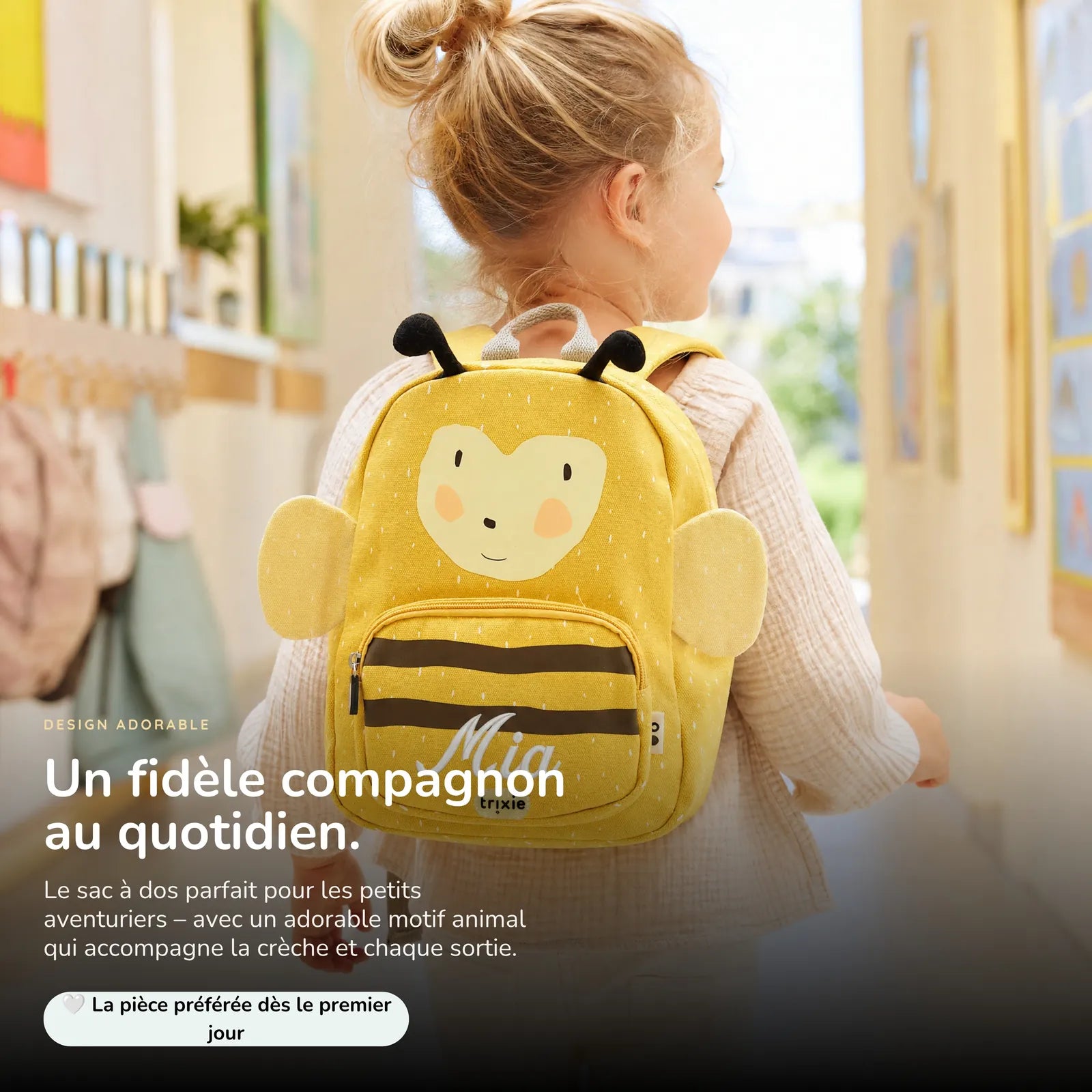 Sac à dos Abeille porté, prénom brodé au fil blanc — Kidsmood