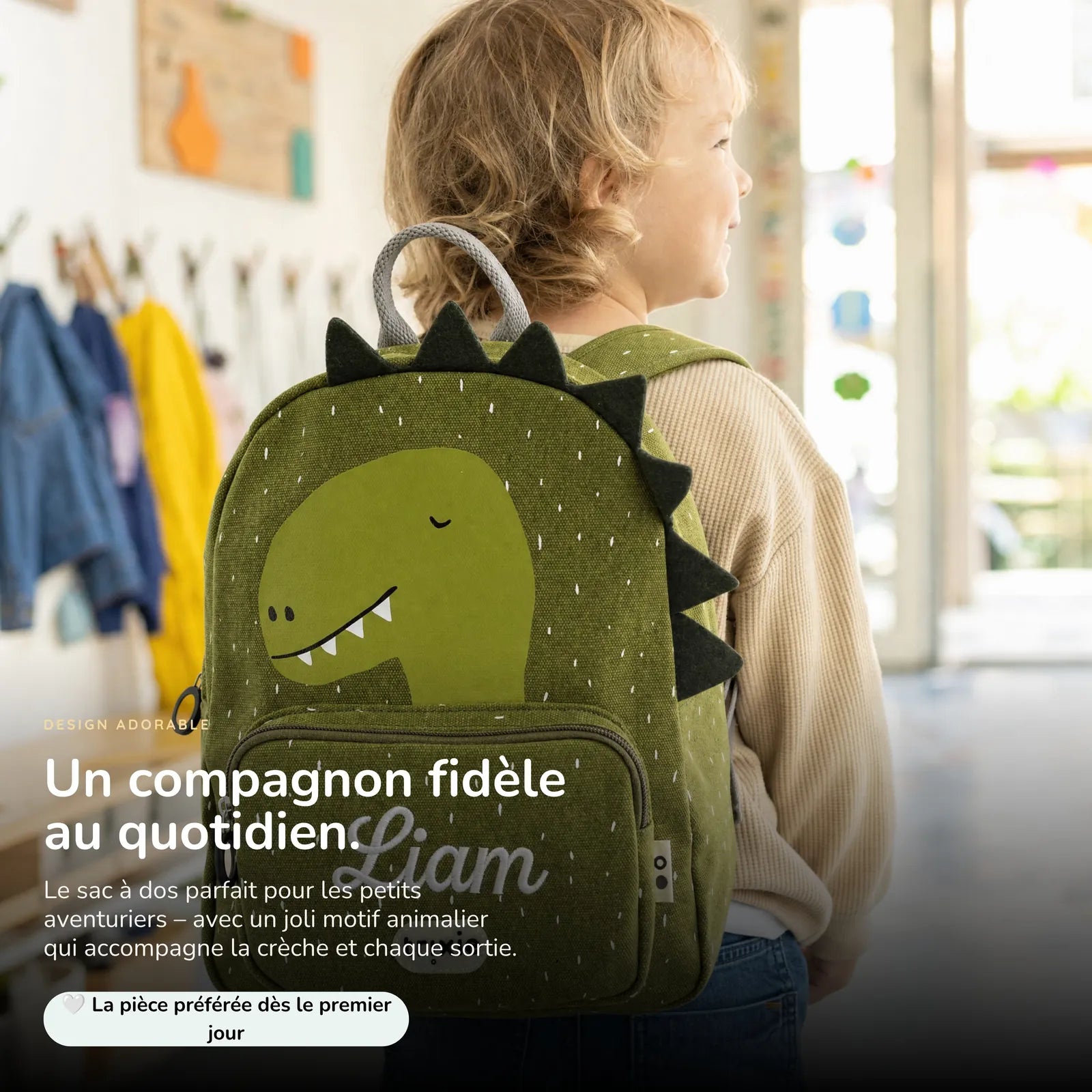 Sac à dos Dino porté, prénom brodé au fil blanc — Kidsmood