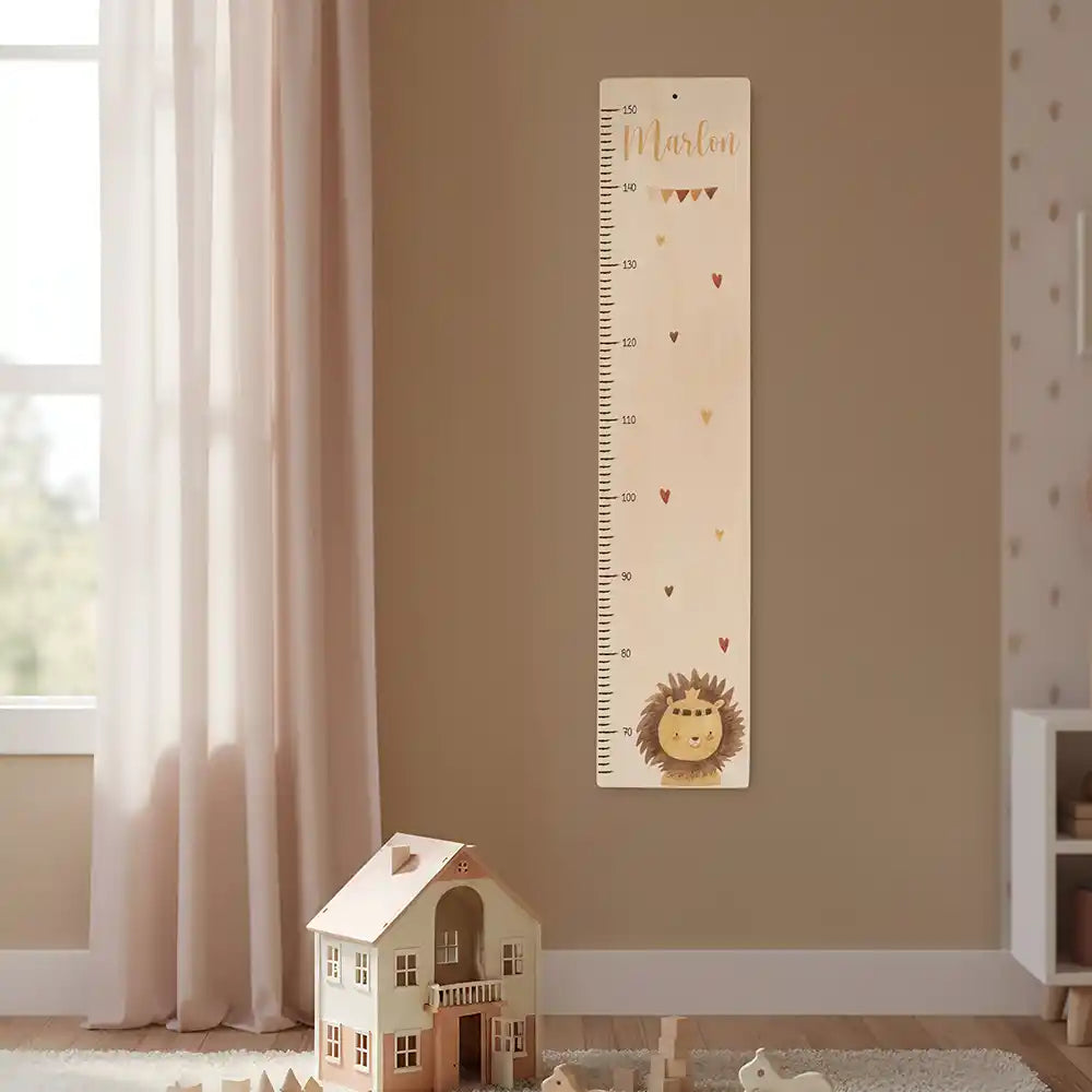 Toise enfant personnalisée Lion et cœurs – toise murale accrochée dans la chambre d'enfant