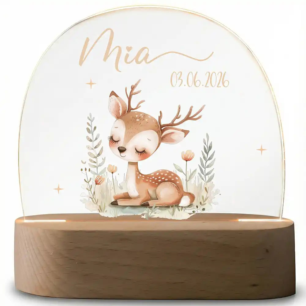 Veilleuse enfant personnalisée Faon endormi – plaque en acrylique posée sur le socle ovale en hêtre
