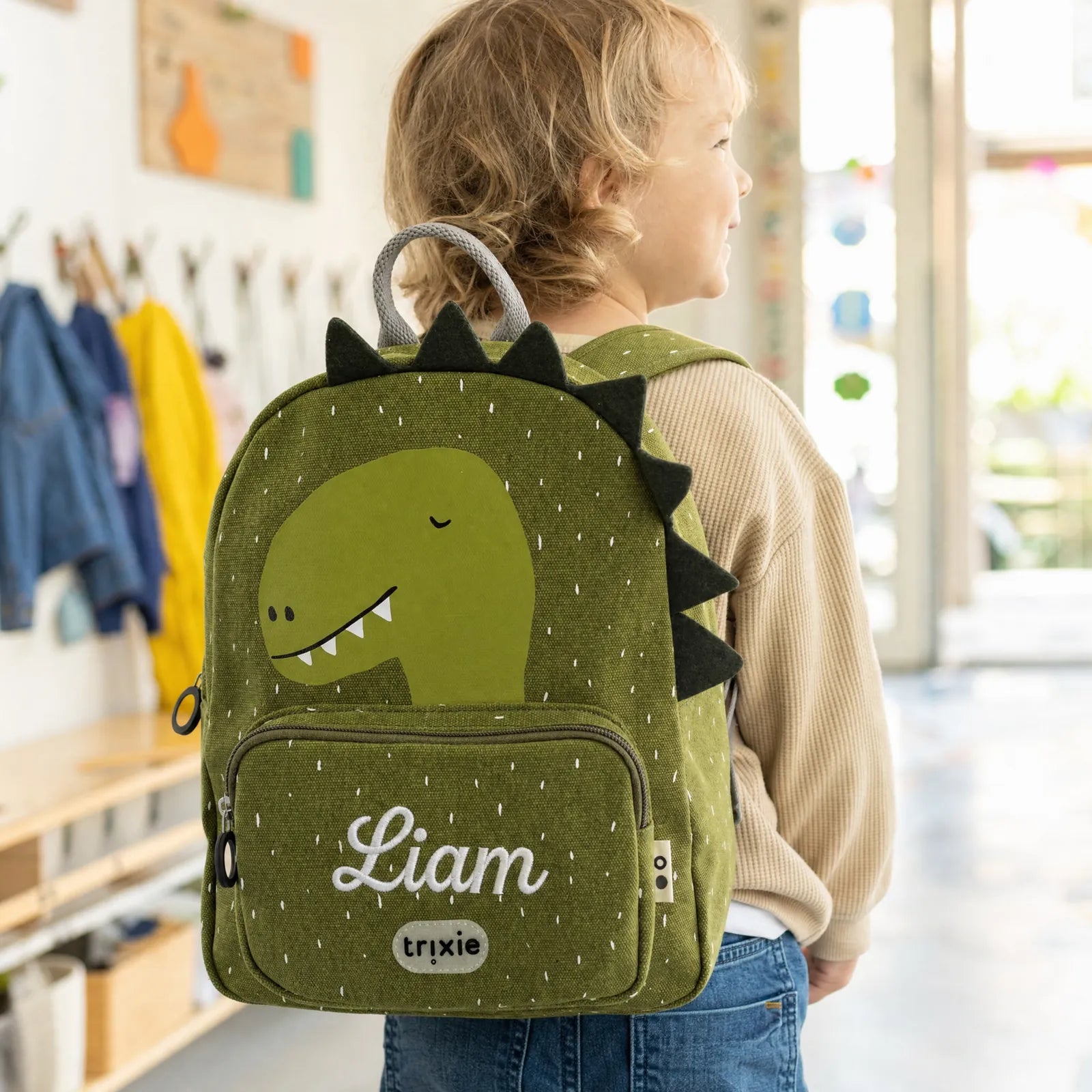 Mini sac à dos Dino dès 2 ans, porté par un enfant — Kidsmood