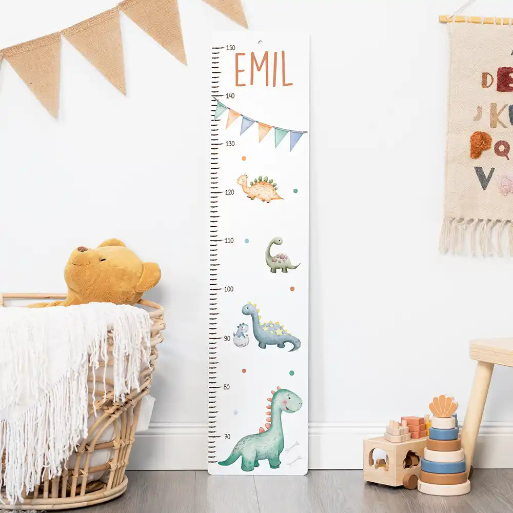 Toise enfant personnalisée Dinosaures – vue rapprochée avec prénom et date de naissance