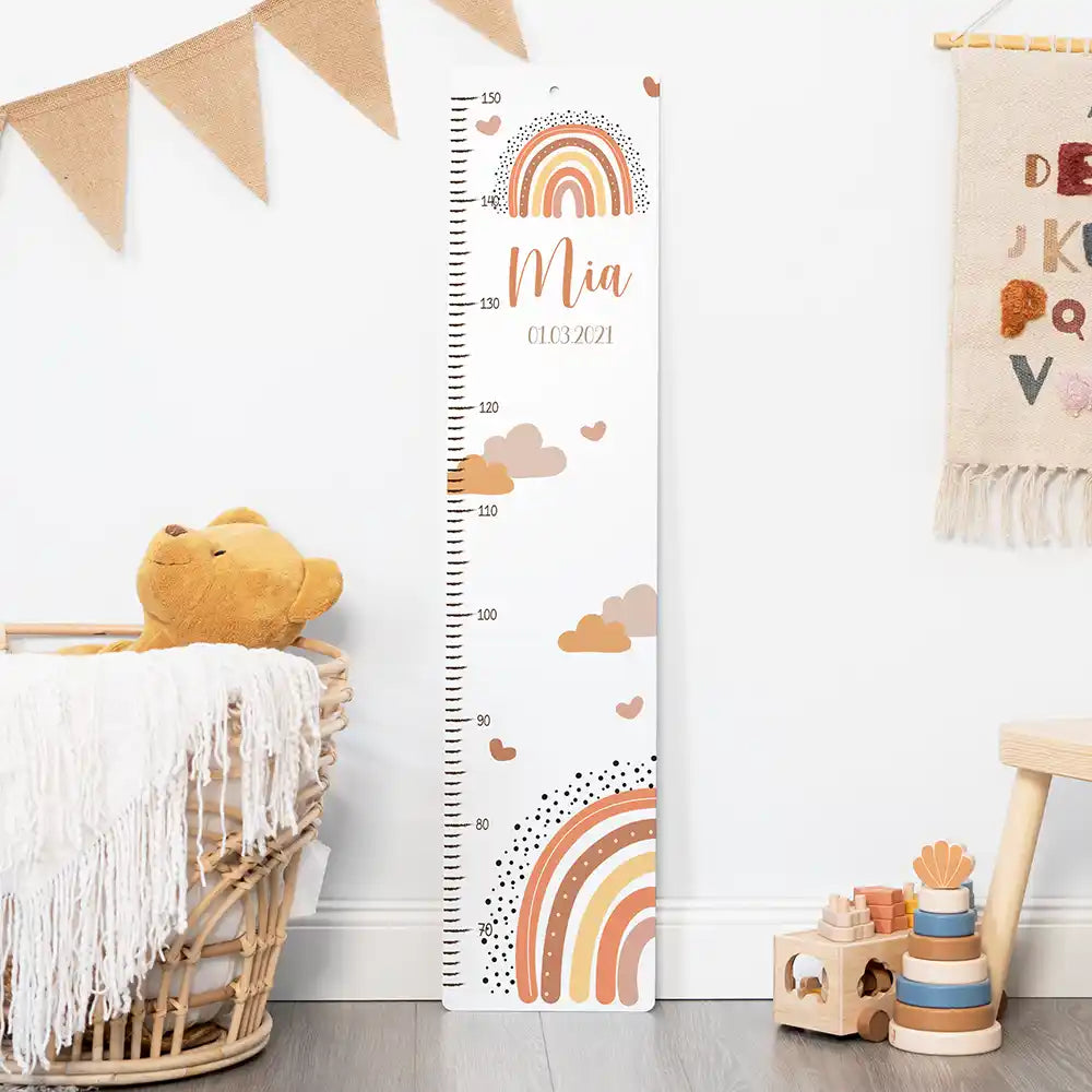 Toise enfant personnalisée Arc-en-ciel terracotta – vue rapprochée avec prénom et date de naissance
