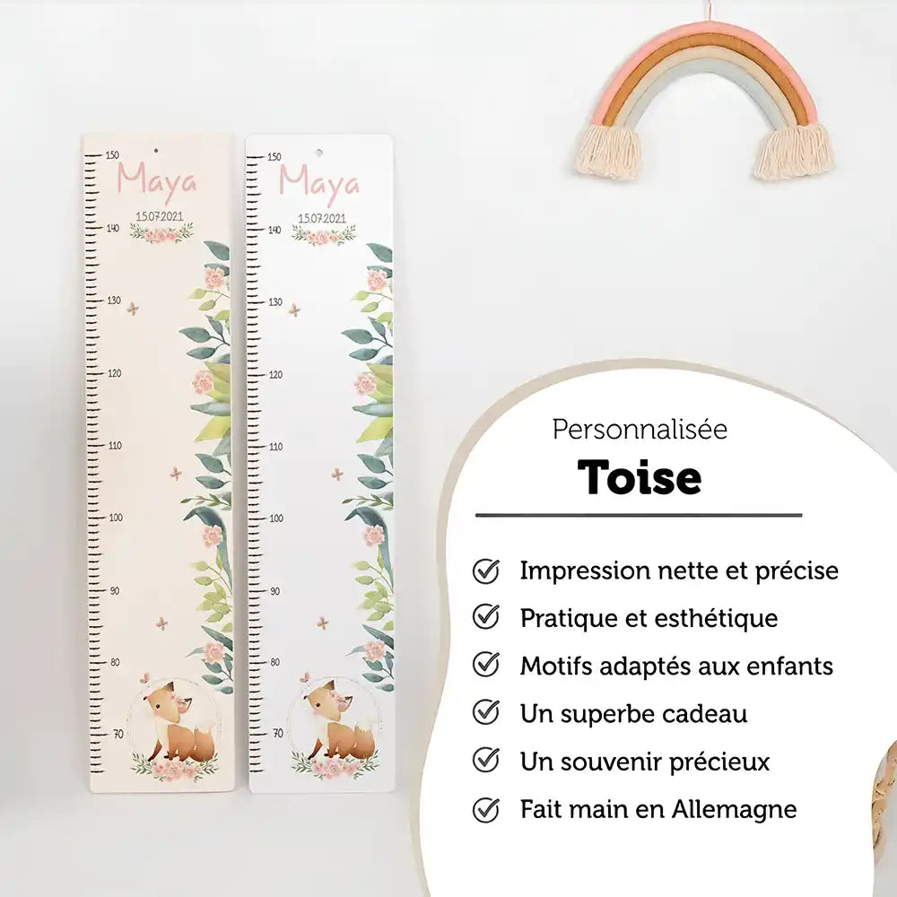 Toise enfant personnalisée Bébé renard – versions bois et aluminium composite côte à côte, fait main en Allemagne