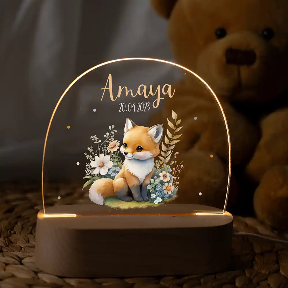 Veilleuse enfant personnalisée Bébé renard – posée sur la table de chevet de la chambre d'enfant