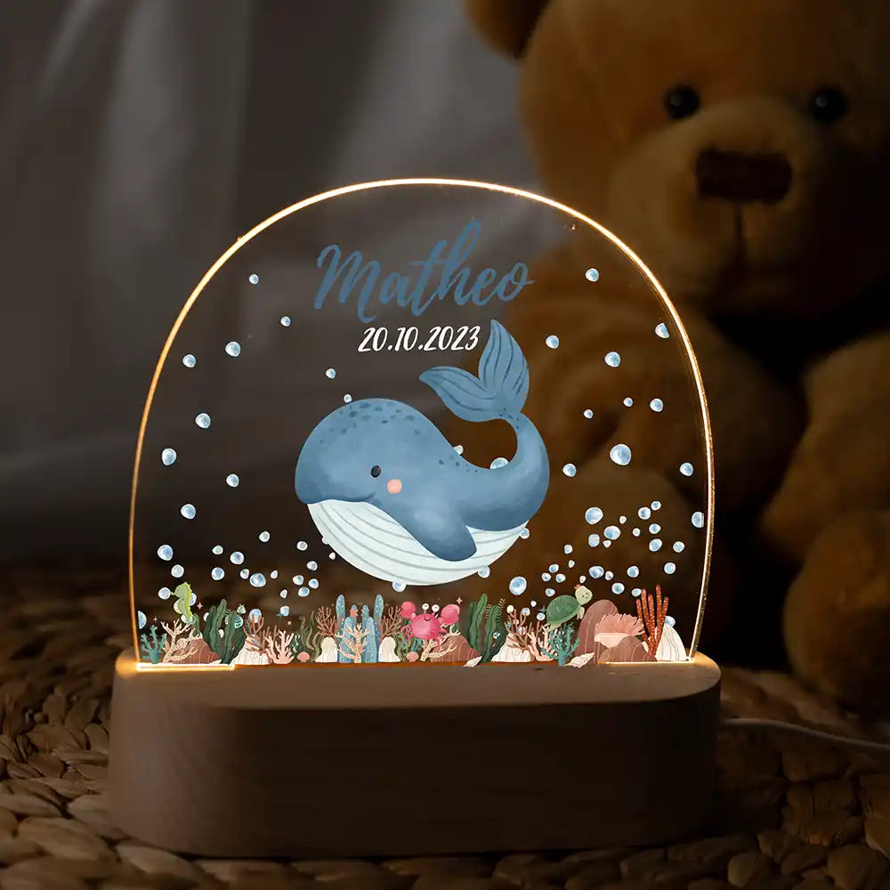 Veilleuse enfant personnalisée Baleine – posée sur la table de chevet de la chambre d'enfant
