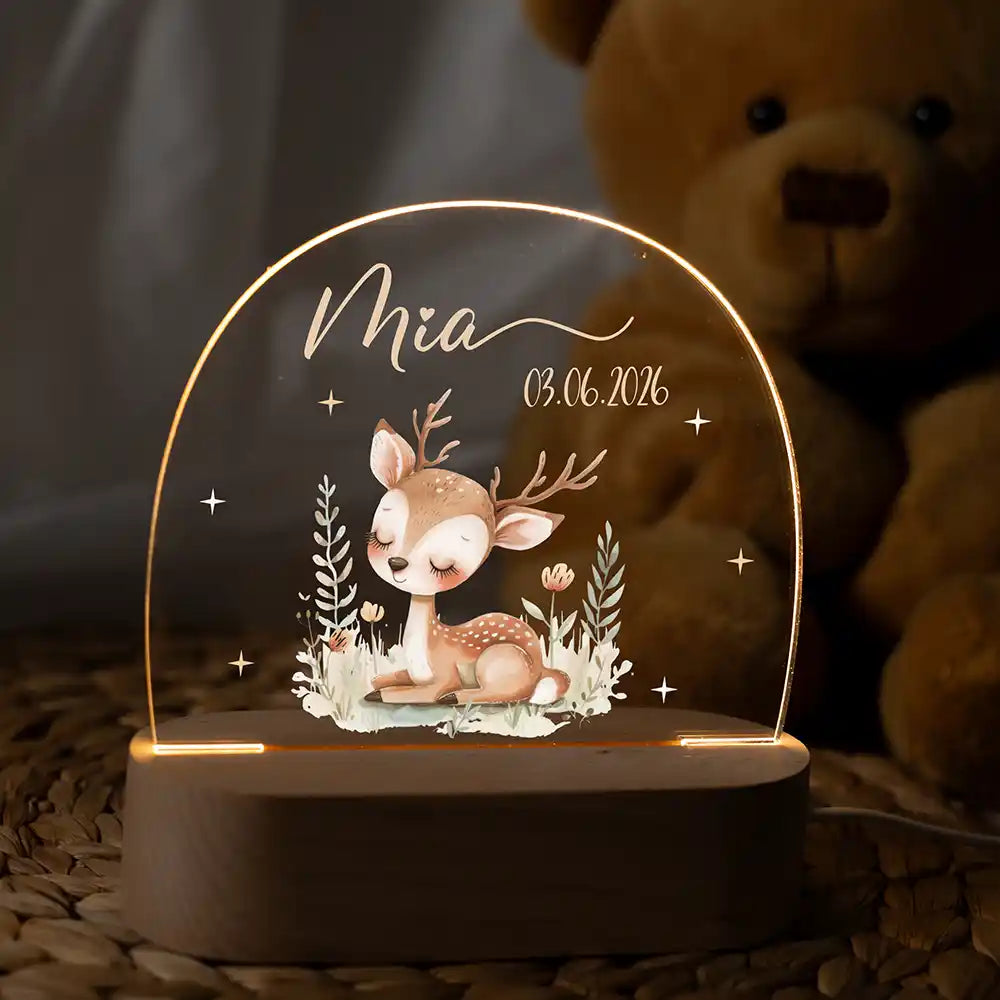 Veilleuse enfant personnalisée Faon endormi – posée sur la table de chevet de la chambre d'enfant