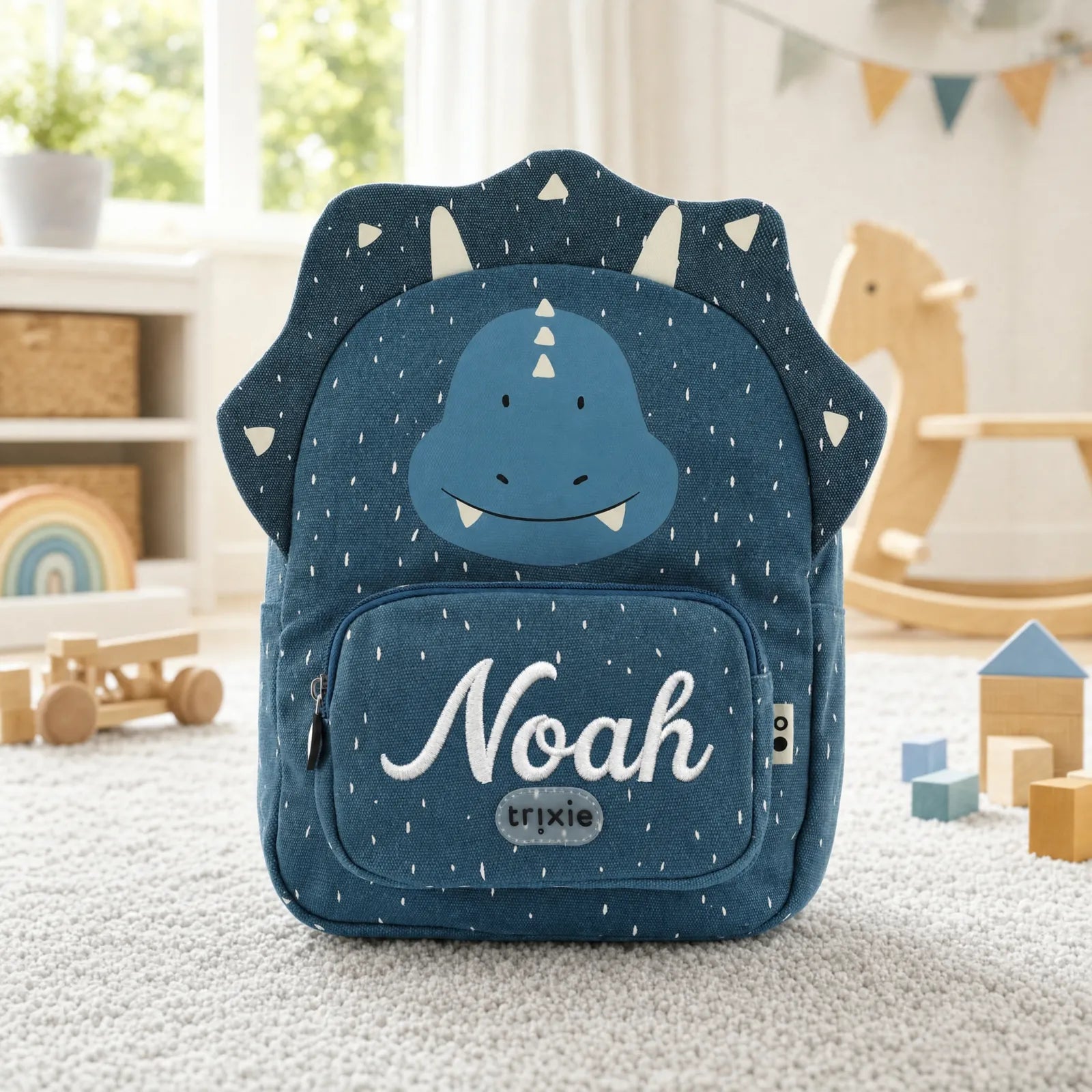 Sac à dos Tricératops Trixie en deux tailles (5,25 L et 7,5 L) — Kidsmood