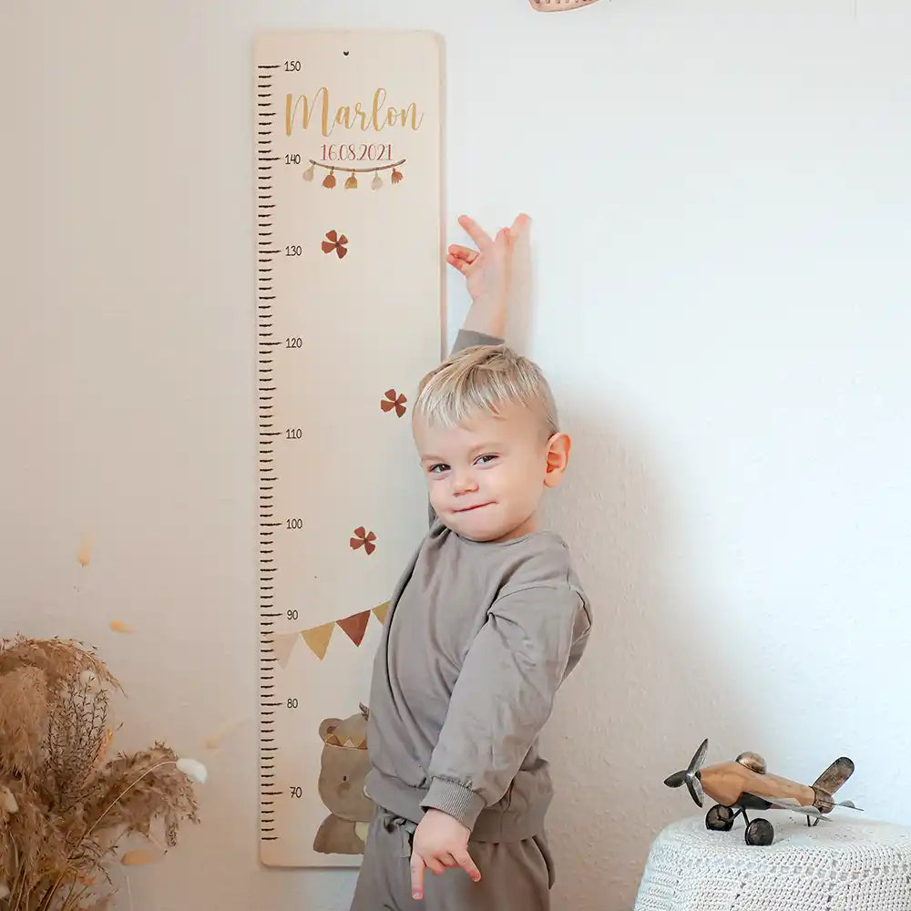 Toise enfant personnalisée Ours boho – aperçu détaillé avec prénom imprimé