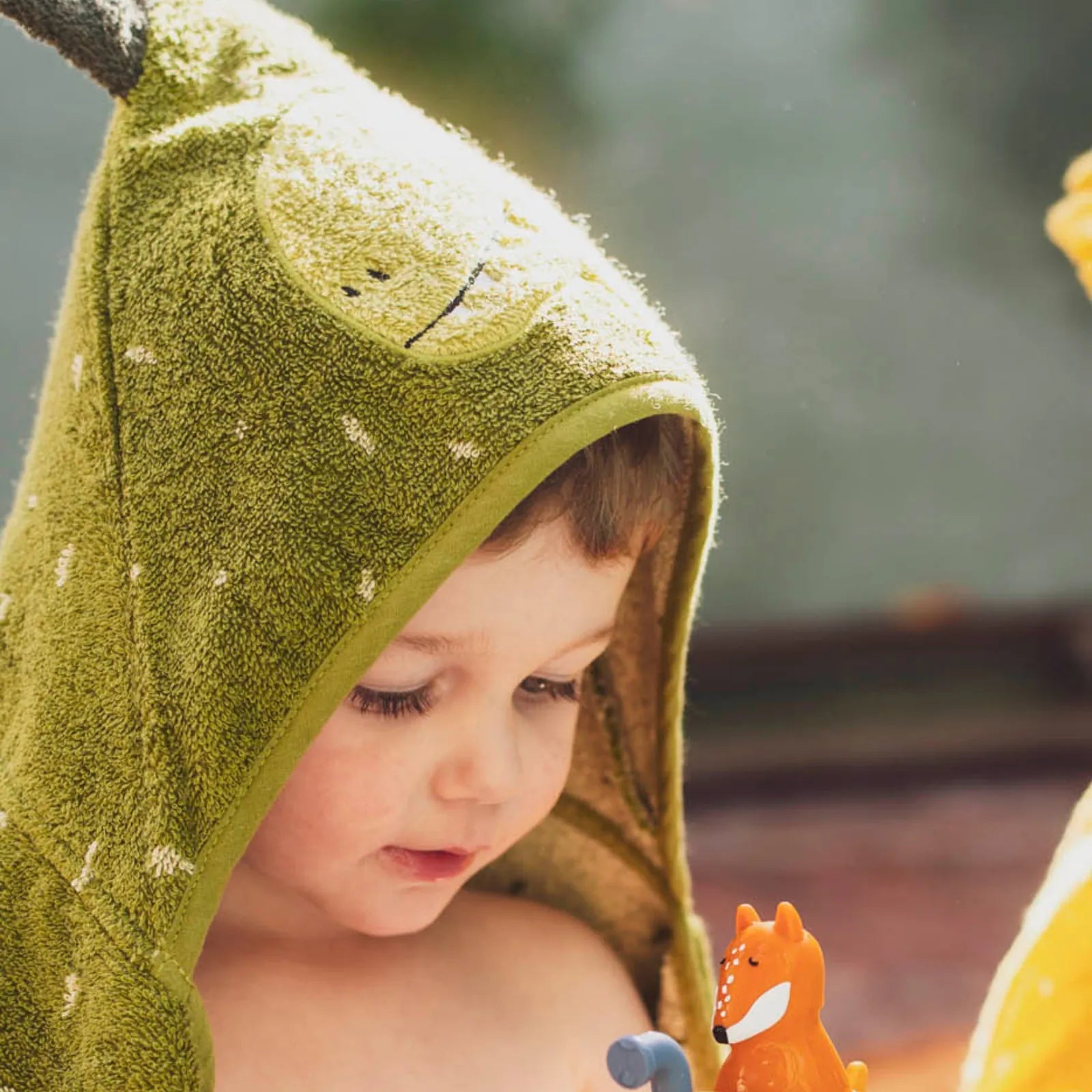 Cape de bain bébé Trixie Dino personnalisée, prénom brodé — Kidsmood