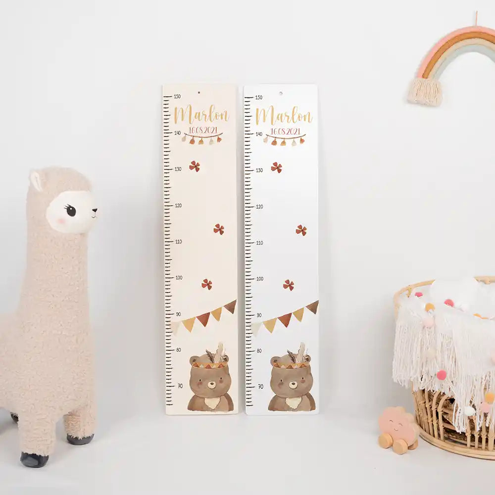 Toise enfant personnalisée Ours boho – présentation de la toise avec prénom imprimé