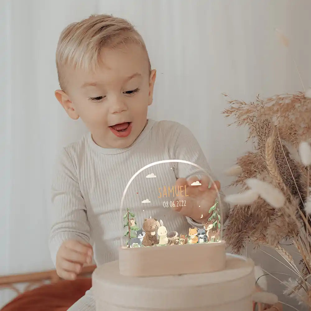 Veilleuse enfant personnalisée Amis de la forêt – idée cadeau de naissance présentée par Kidsmood