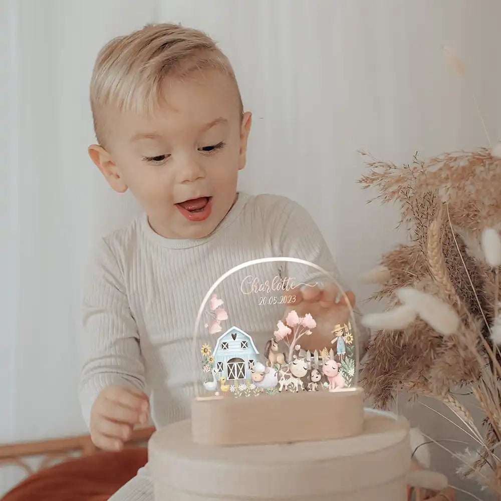 Veilleuse enfant personnalisée Animaux de la ferme – idée cadeau de naissance présentée par Kidsmood