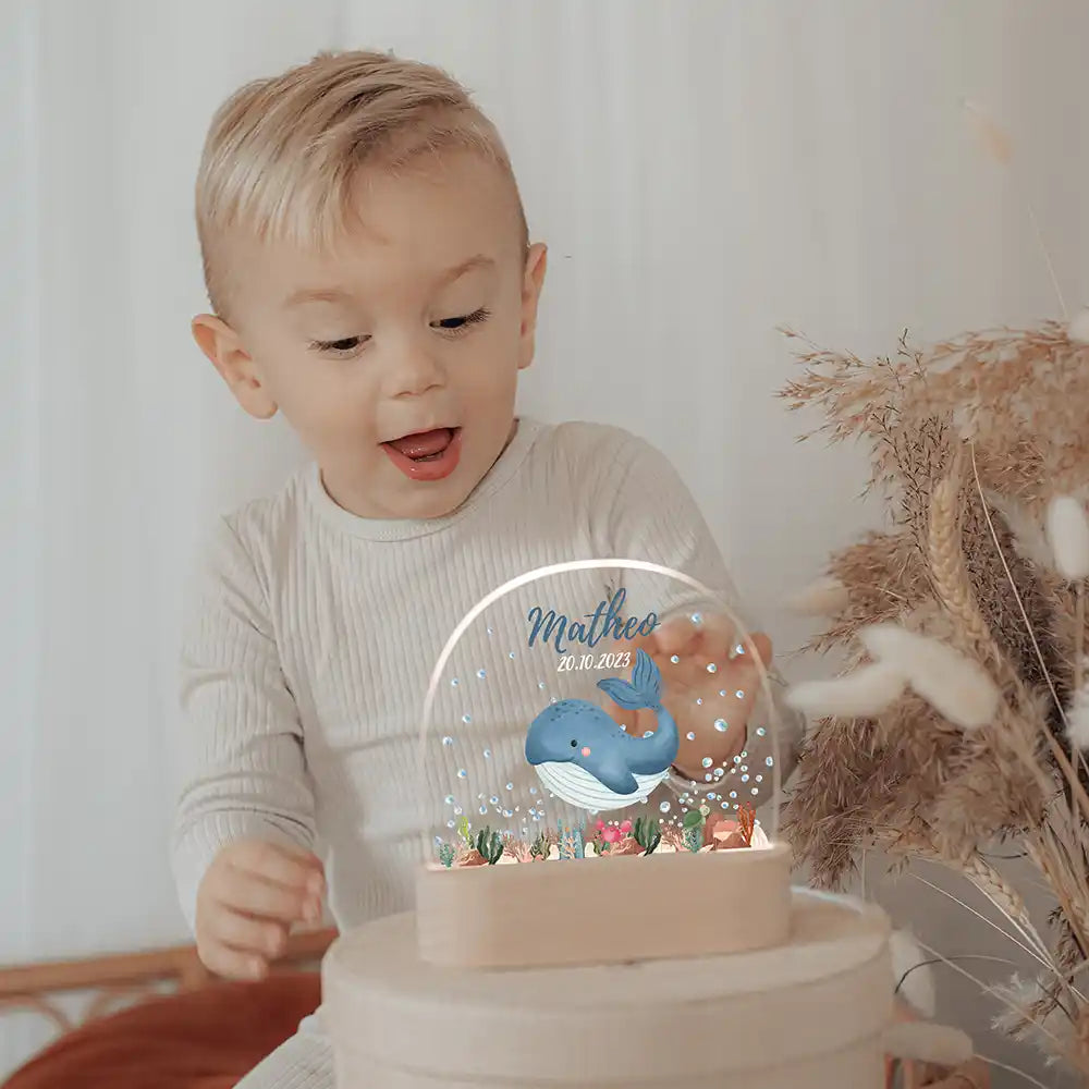 Veilleuse enfant personnalisée Baleine – idée cadeau de naissance présentée par Kidsmood