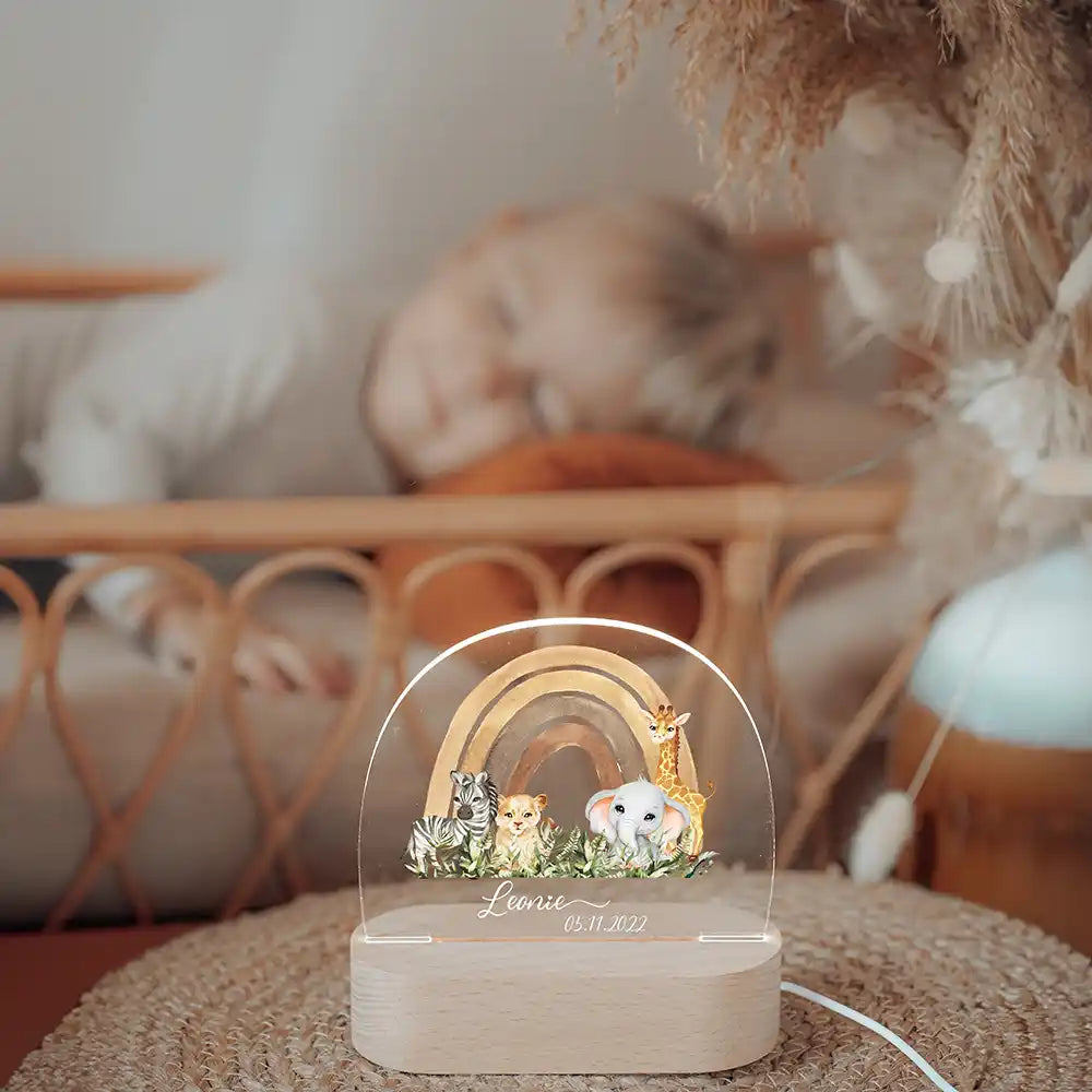 Veilleuse enfant personnalisée Animaux de la savane – aperçu lifestyle de la lampe dans un intérieur chaleureux