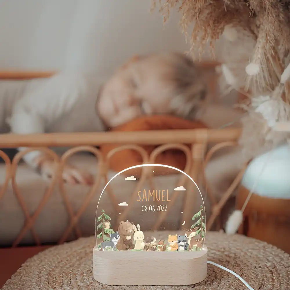 Veilleuse enfant personnalisée Amis de la forêt – aperçu lifestyle de la lampe dans un intérieur chaleureux