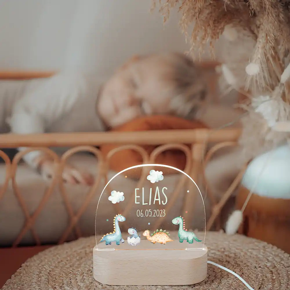 Veilleuse enfant personnalisée Bébés dinos – aperçu lifestyle de la lampe dans un intérieur chaleureux