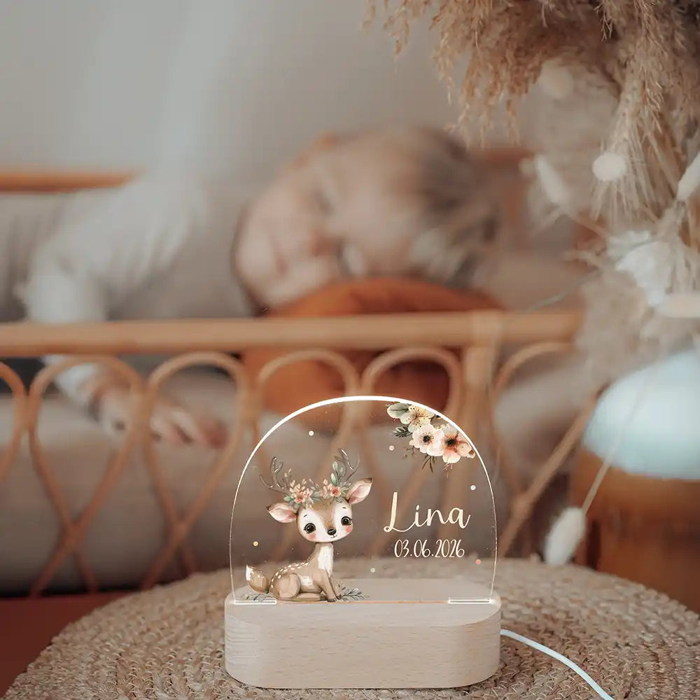 Veilleuse enfant personnalisée Bébé faon – aperçu lifestyle de la lampe dans un intérieur chaleureux