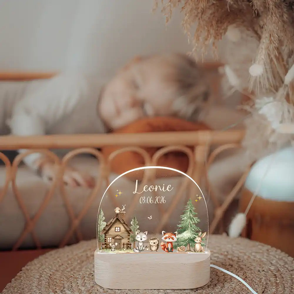Veilleuse enfant personnalisée Petits amis de la forêt – aperçu lifestyle de la lampe dans un intérieur chaleureux