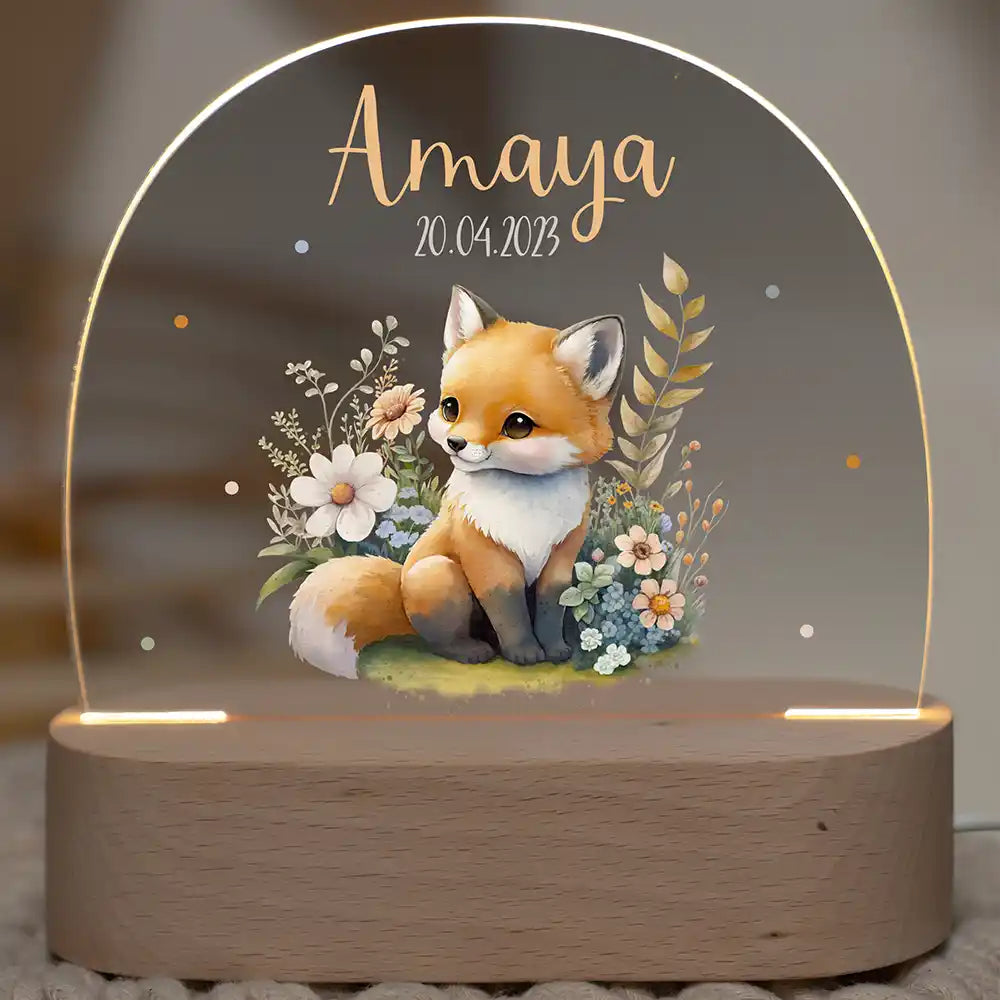 Veilleuse enfant personnalisée Bébé renard – vue principale avec prénom gravé, socle en bois de hêtre