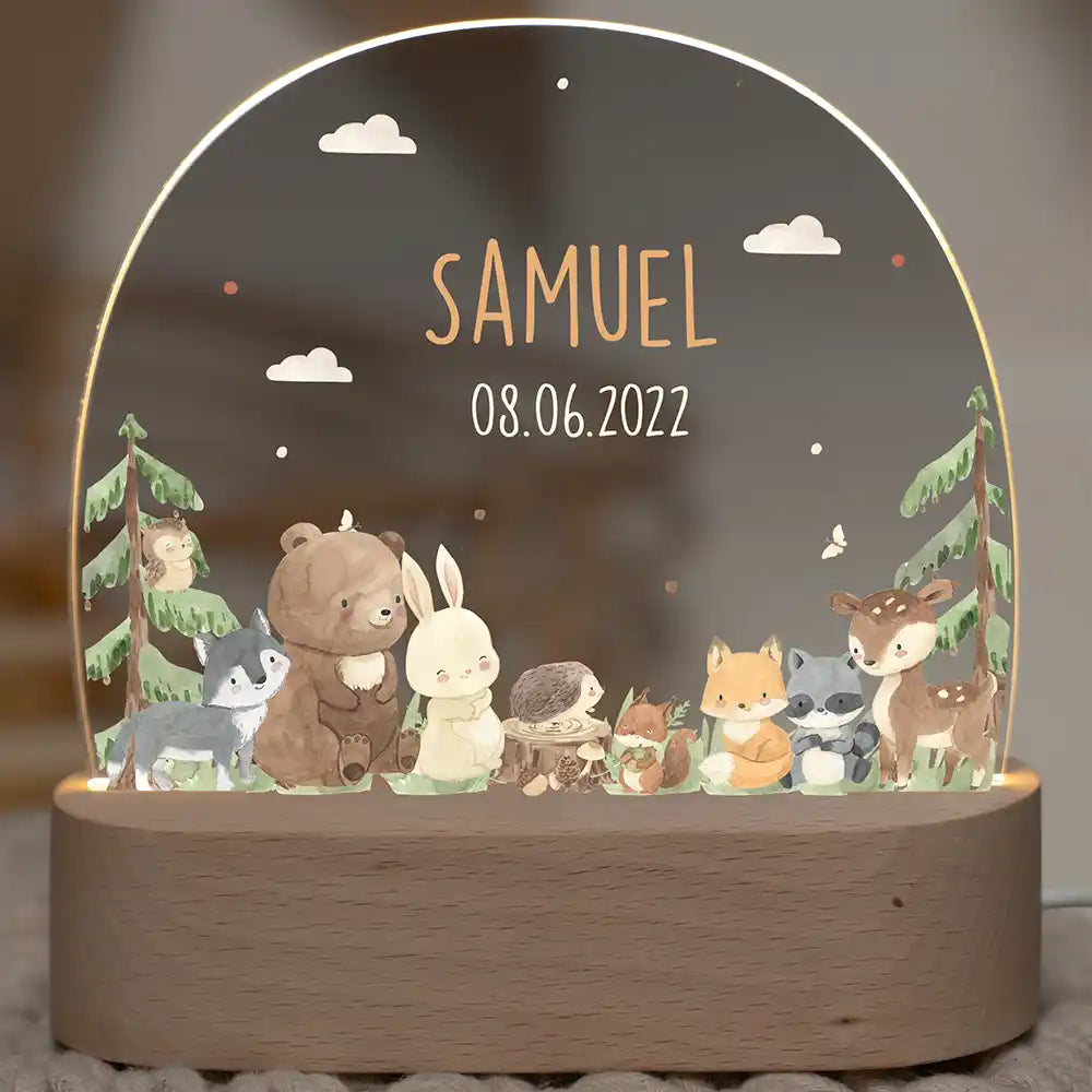 Veilleuse enfant personnalisée Amis de la forêt – vue principale avec prénom gravé, socle en bois de hêtre