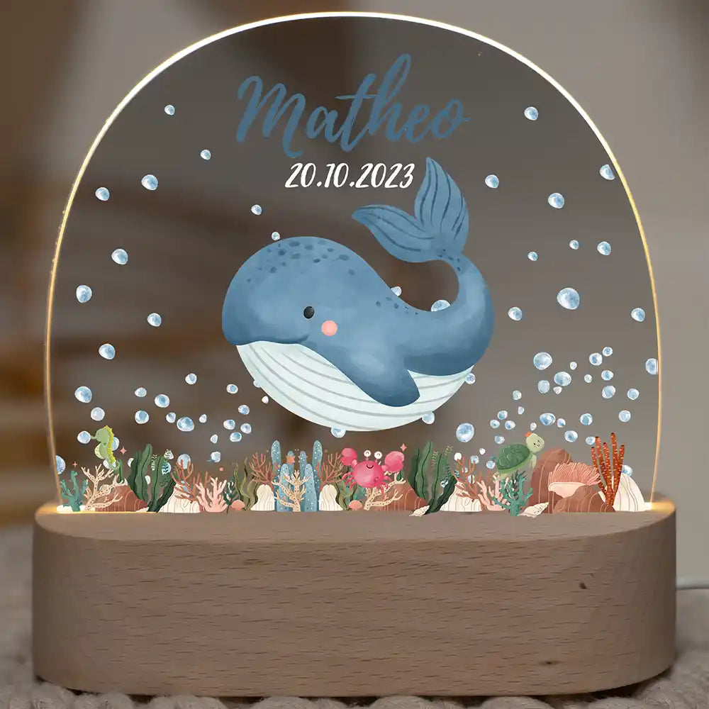 Veilleuse enfant personnalisée Baleine – vue principale avec prénom gravé, socle en bois de hêtre