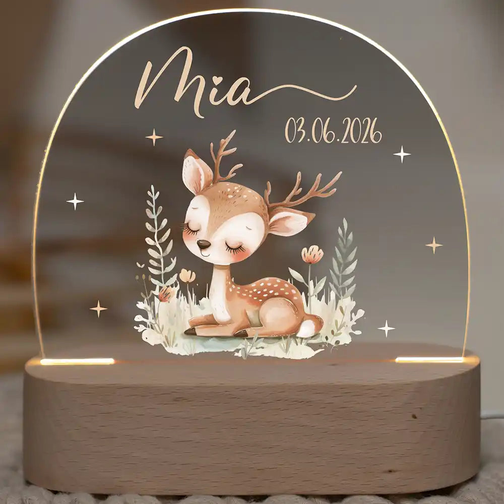 Veilleuse enfant personnalisée Faon endormi – vue principale avec prénom gravé, socle en bois de hêtre