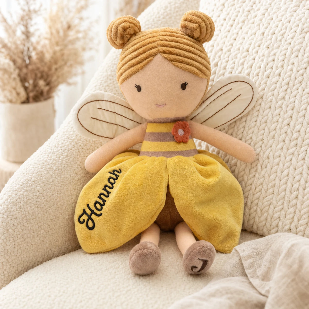 Peluche fée Jollein coloris Miel posée dans un fauteuil de chambre d'enfant — Kidsmood
