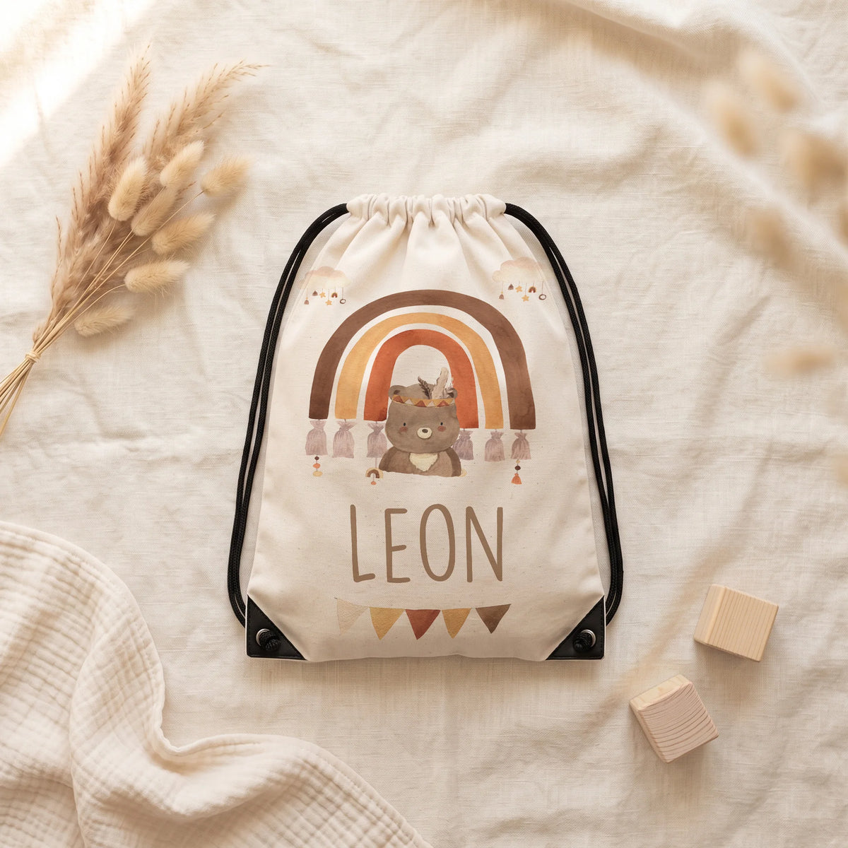 Sac de sport personnalisé posé à plat sur du lin, motif arc-en-ciel bohème — Kidsmood