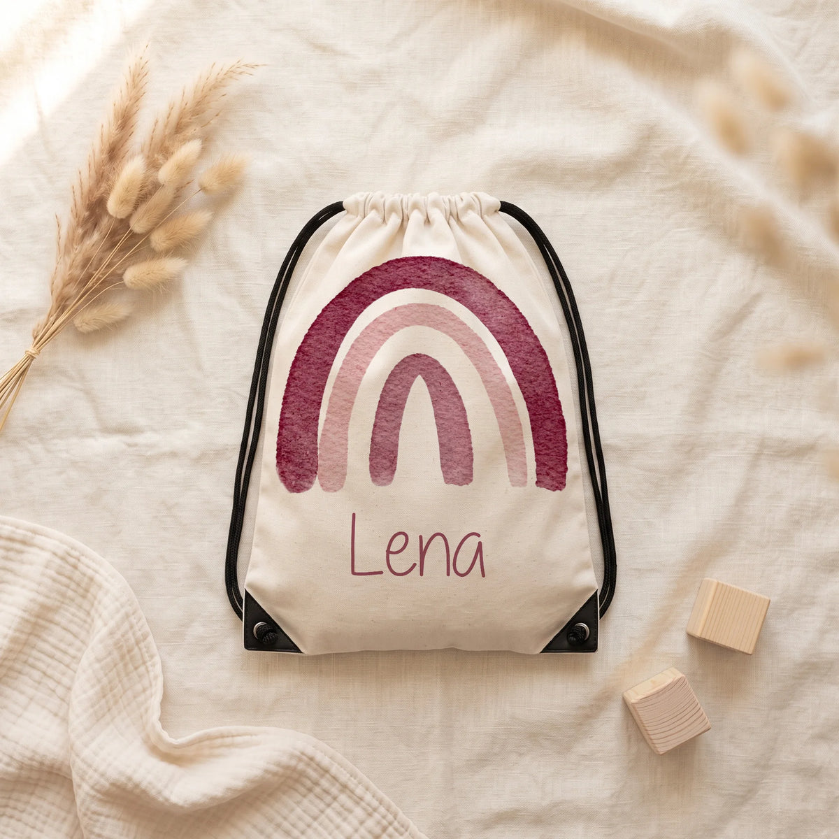 Sac de sport personnalisé posé à plat sur du lin, motif arc-en-ciel — Kidsmood