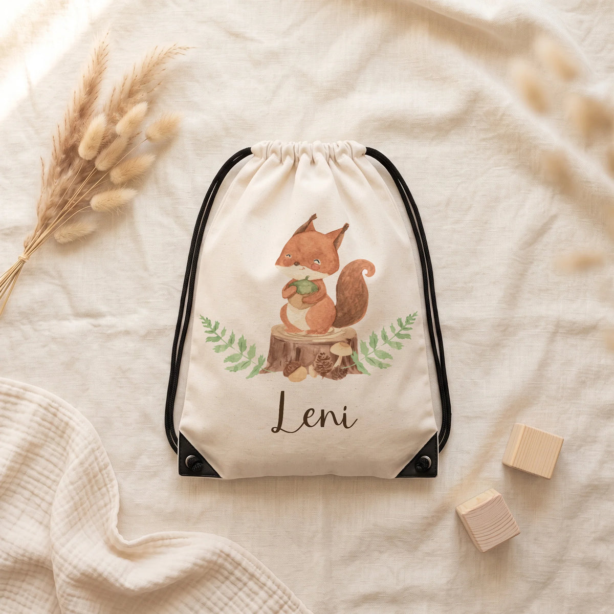Sac de sport personnalisé posé à plat sur du lin, motif écureuil — Kidsmood