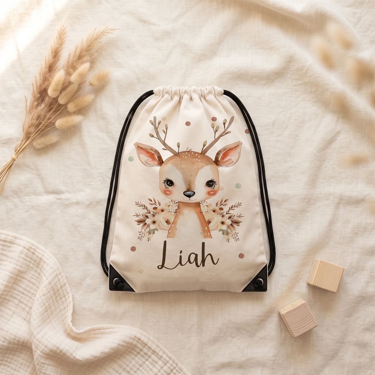 Sac de sport personnalisé posé à plat sur du lin, motif faon fleuri — Kidsmood