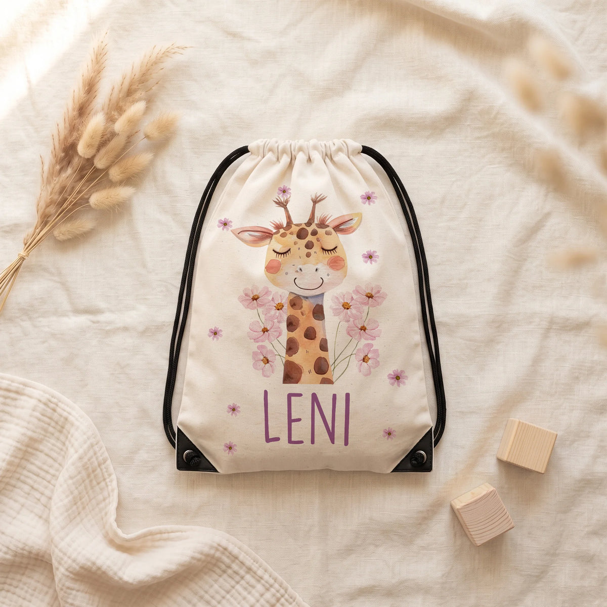 Sac de sport personnalisé posé à plat sur du lin, motif girafe — Kidsmood