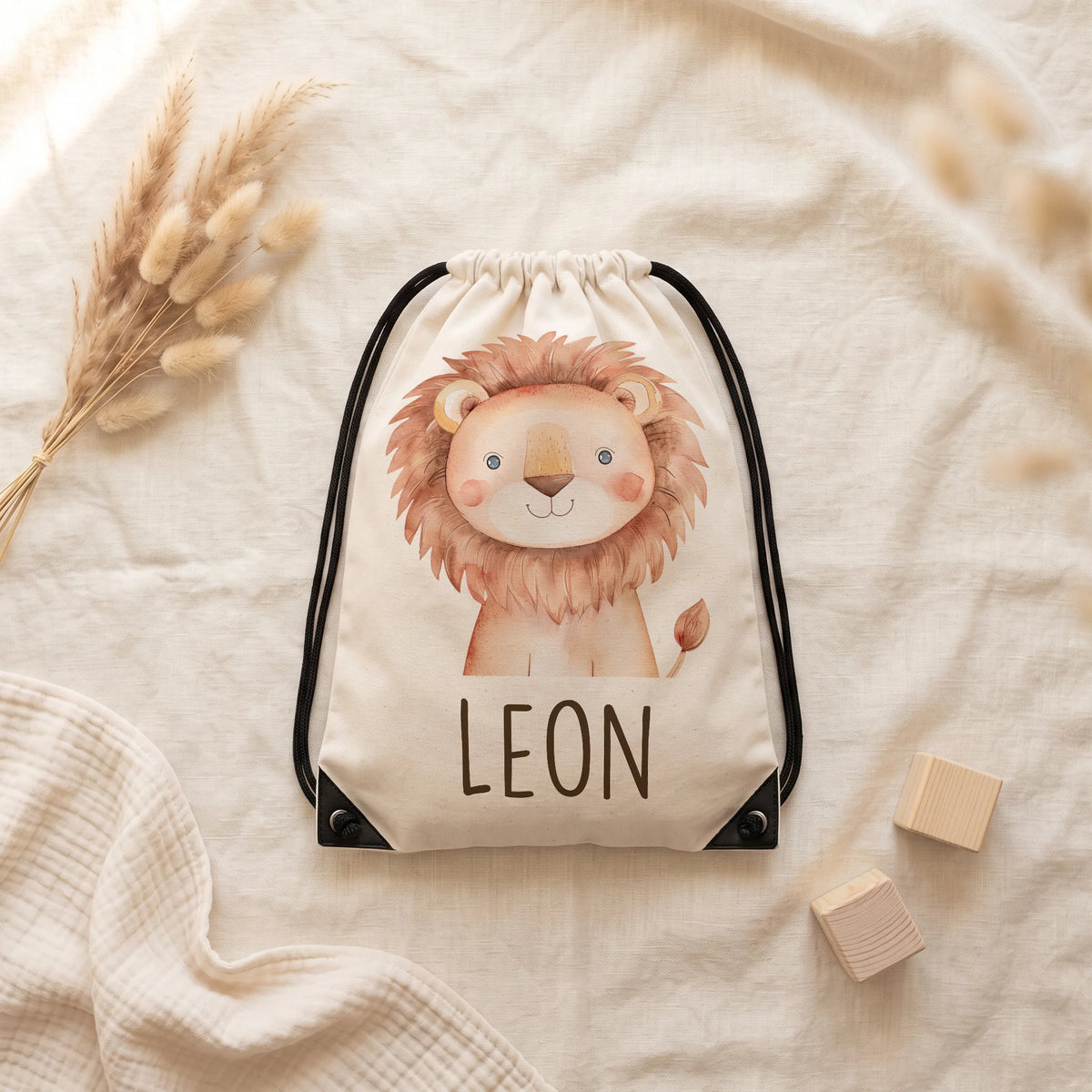 Sac de sport personnalisé posé à plat sur du lin, motif lion — Kidsmood