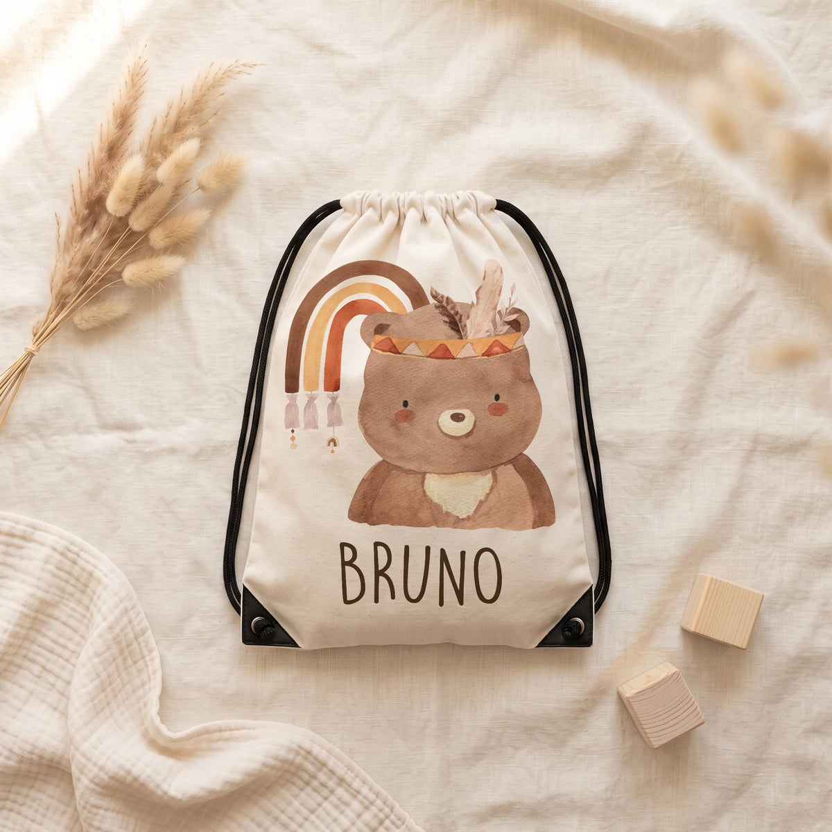Sac de sport personnalisé posé à plat sur du lin, motif ours bohème — Kidsmood