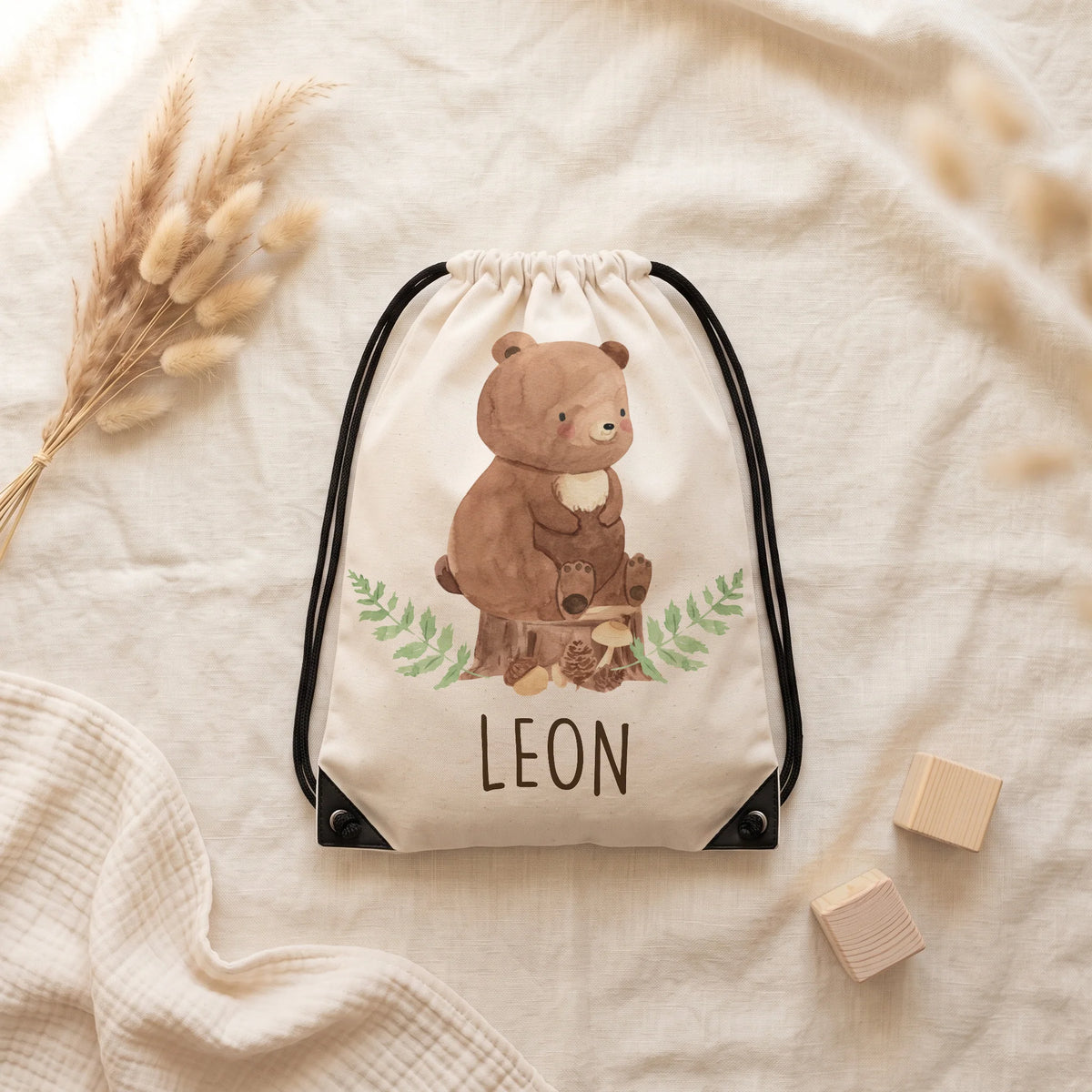 Sac de sport personnalisé posé à plat sur du lin, motif ours des bois — Kidsmood