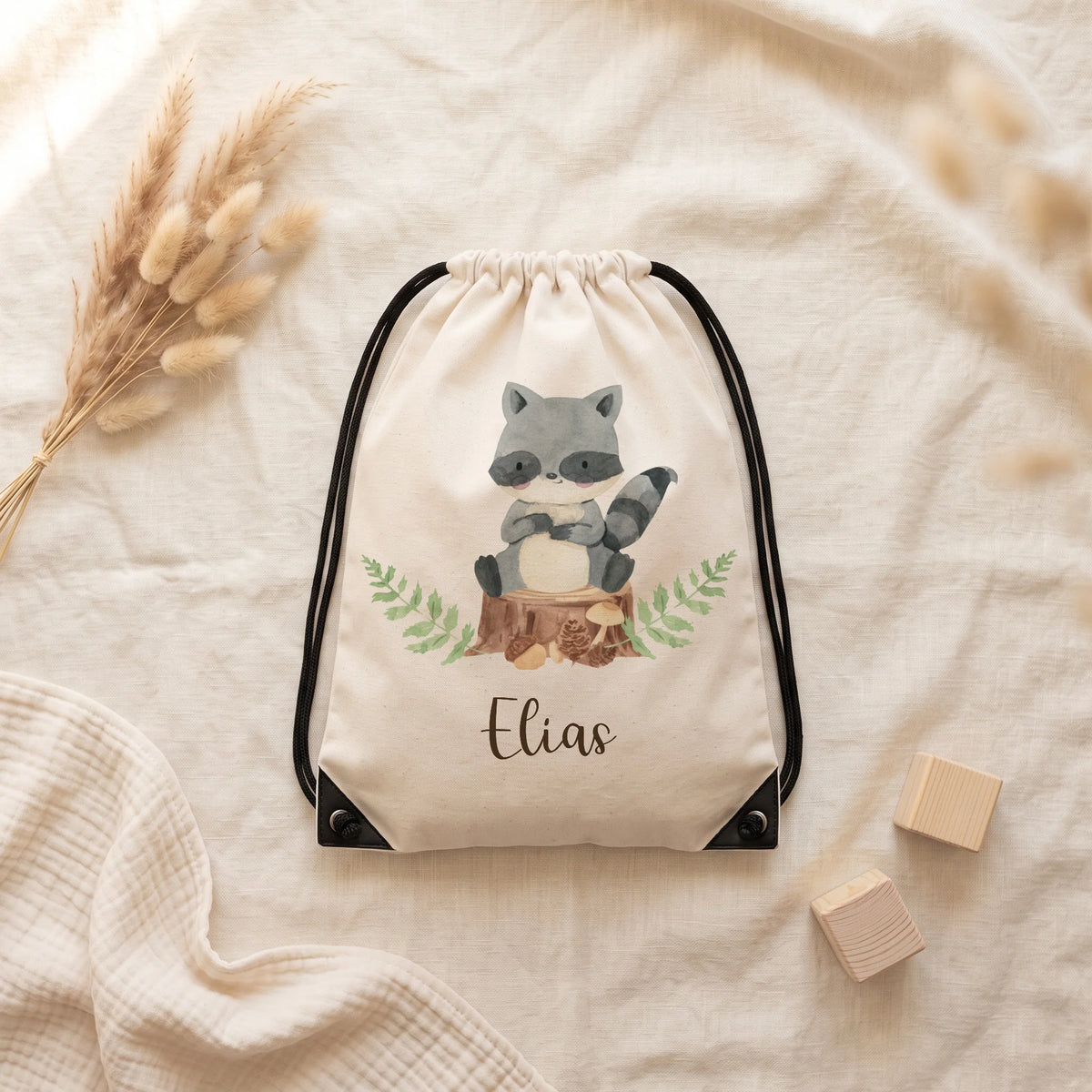 Sac de sport personnalisé posé à plat sur du lin, motif raton laveur — Kidsmood