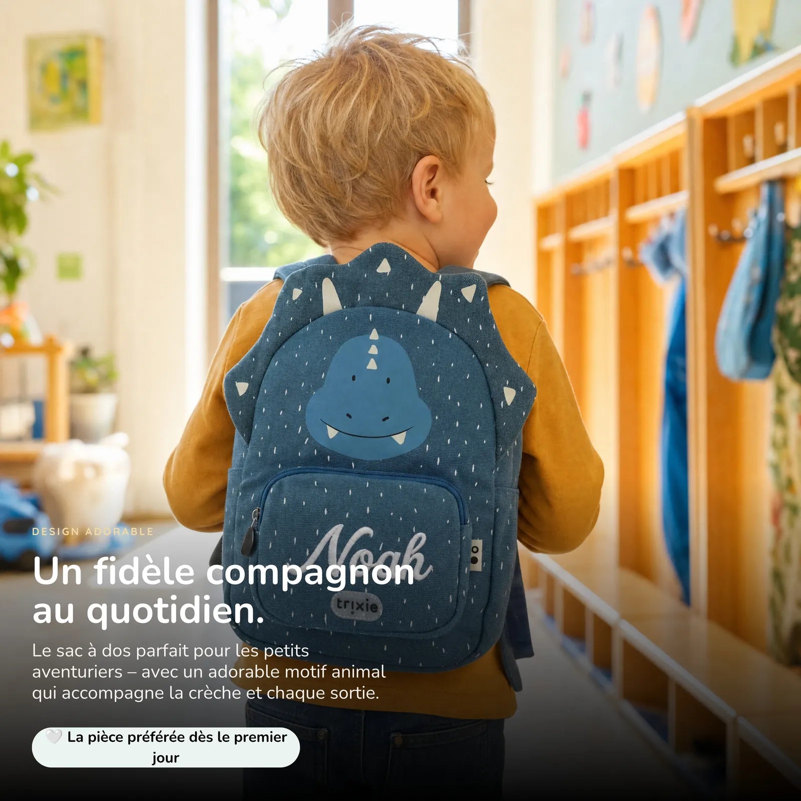 Sac à dos Tricératops porté, prénom brodé au fil blanc — Kidsmood