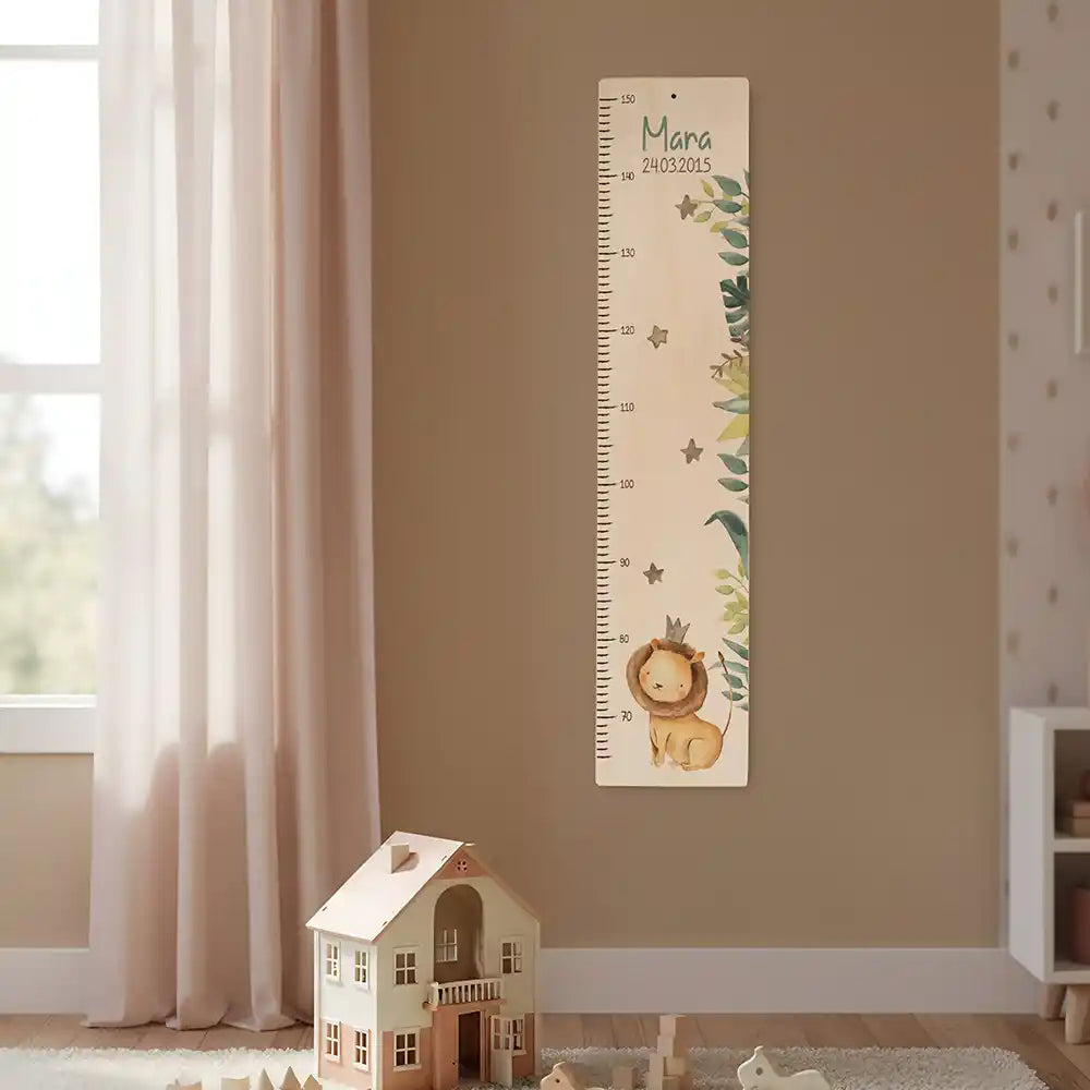 Toise enfant personnalisée Petit lion – toise murale accrochée dans la chambre d'enfant