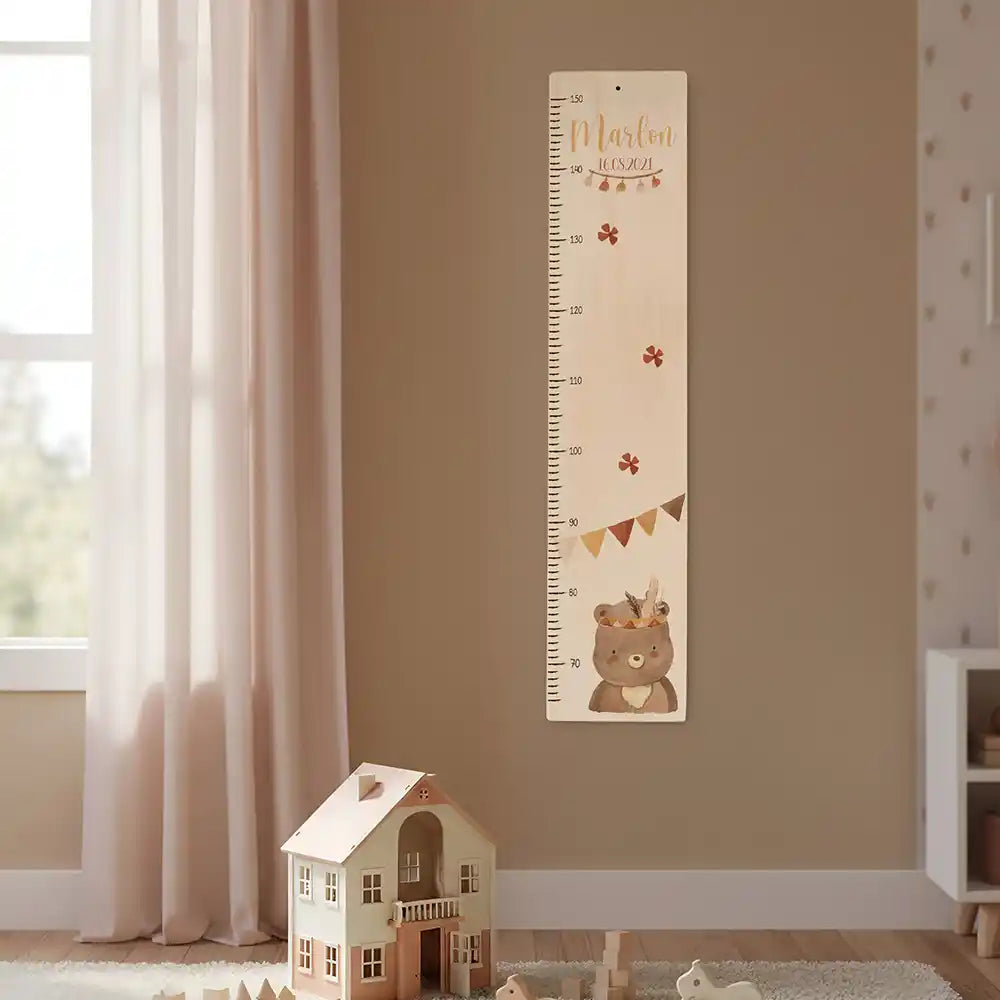 Toise enfant personnalisée Ours boho – toise murale accrochée dans la chambre d'enfant