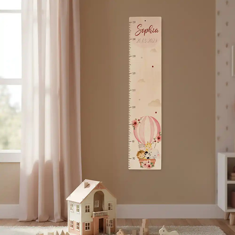 Toise enfant personnalisée Montgolfière – toise murale accrochée dans la chambre d'enfant