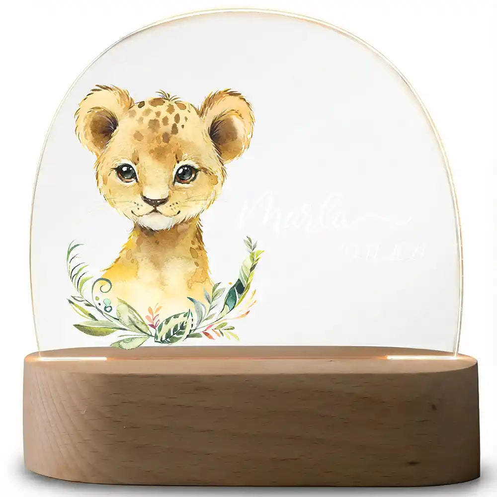 Veilleuse enfant personnalisée Petit lion – plaque en acrylique posée sur le socle ovale en hêtre
