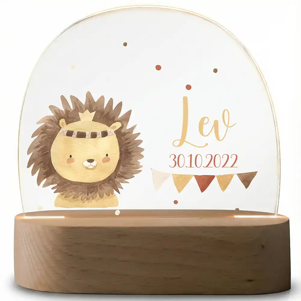 Veilleuse enfant personnalisée Bébé lion boho – plaque en acrylique posée sur le socle ovale en hêtre