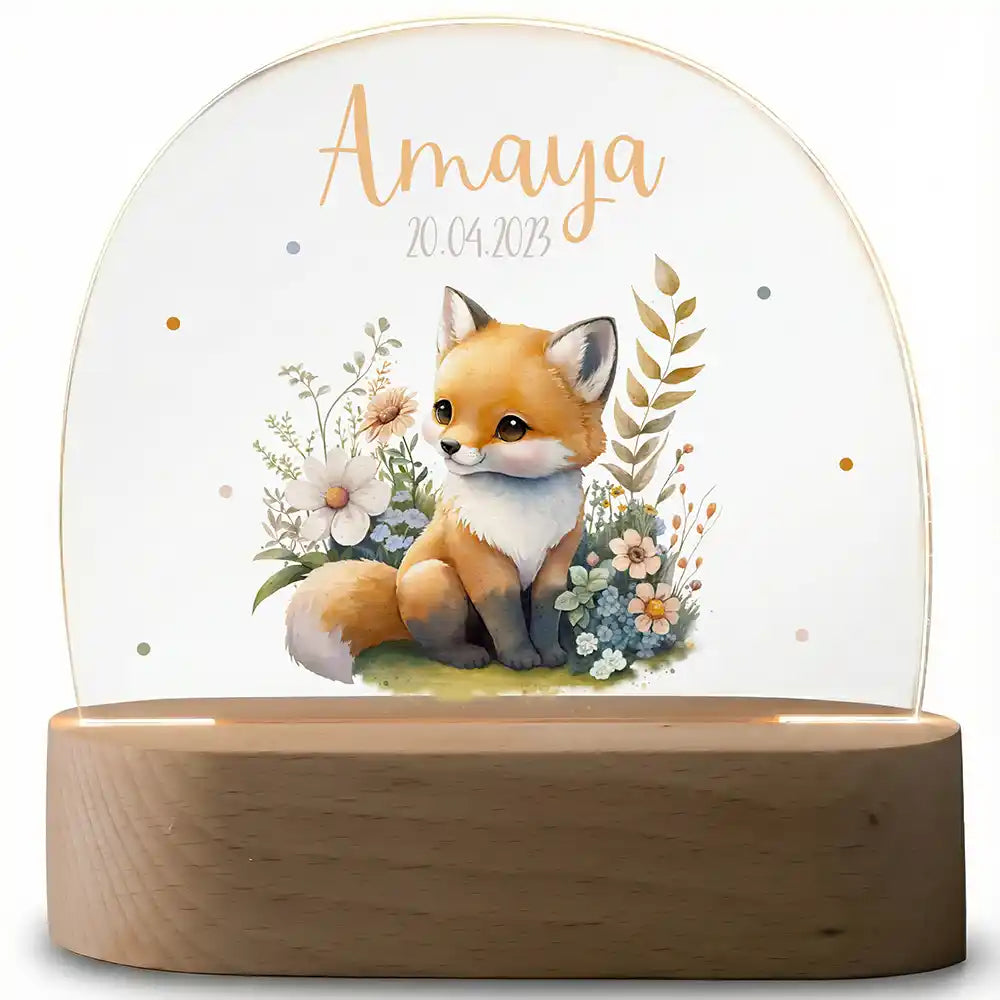 Veilleuse enfant personnalisée Bébé renard – plaque en acrylique posée sur le socle ovale en hêtre