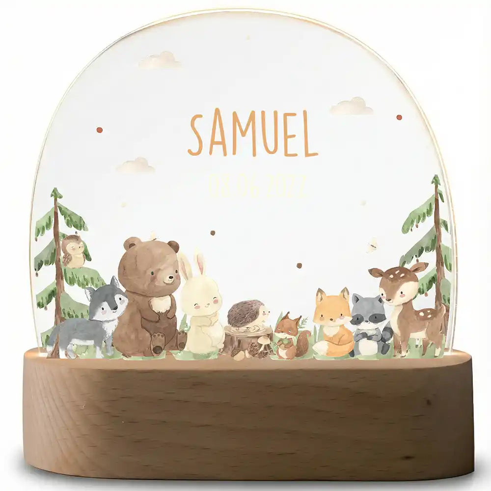 Veilleuse enfant personnalisée Amis de la forêt – plaque en acrylique posée sur le socle ovale en hêtre