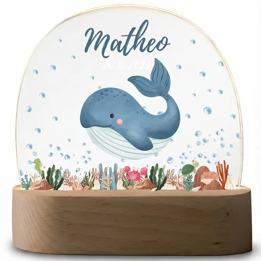 Veilleuse enfant personnalisée Baleine – plaque en acrylique posée sur le socle ovale en hêtre